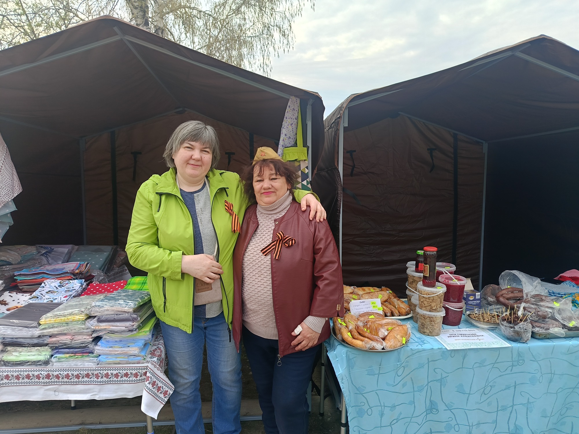 В ходе праздничных мероприятий, посвященных Дню Победы, была организована ярмарочная торговля.